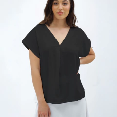 Remera Nalani negra, de corte amplio y escote en V, usada por una modelo.