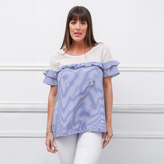 Remera Olaia de rayas azul con detalles de flores y mangas de volantes en color blanco.