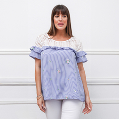 Remera Olaia de rayas azul con detalles bordados y volados en las mangas