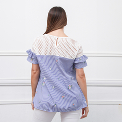 Remera Olaia con estampado de flores y detalles de encaje en la parte superior, vista desde atrás.