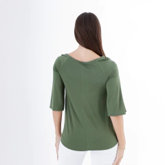 Remera Piove de color verde, vista posterior, con manga tres cuartos.