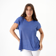 Remera Rosalba de color azul con textura de rayas, modelo con mangas cortas y escote en V.
