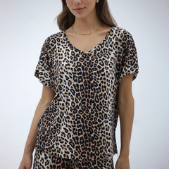 Remera de estampado de leopardo con escote en V y mangas cortas, modelo femenino.