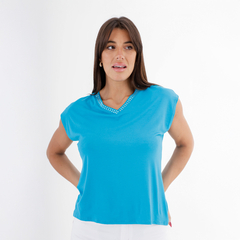 Camiseta de mujer color azul con cuello en V y detalles de strass en el escote, modelo Remara Umbria.
