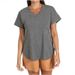 Remera Vena de color gris, con escote en V y mangas cortas, combinada con pantalones cortos marrones.
