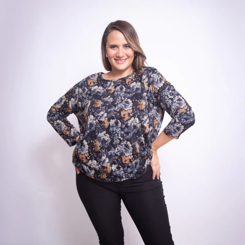 Mujer sonriente con remera Alessia de manga larga y estampado floral en tonos oscuros