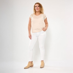 Mujer con remera Daule beige de manga corta y pantalón blanco ajustado