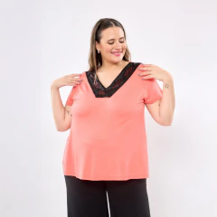 Remera Fran coral con aplicación encaje negro en escote, manga corta, ajuste al cuerpo