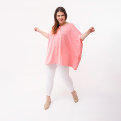 Remerón Alma Broderie color rosa claro, con diseño de perforaciones, usado por una modelo que sonríe y se mueve con alegría.