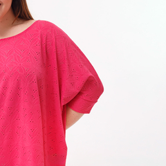 Remerón Alma Broderie en color rosa, con un diseño de bordado floral y mangas cortas.