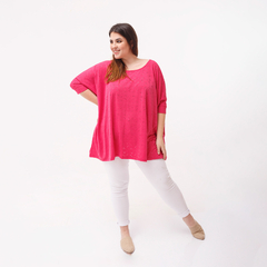 Remerón Alma Broderie de color rosa, con manga corta y diseño calado, usado por una modelo que sonríe.