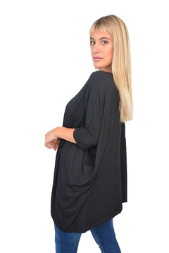 Remerón Alma Largo negro, modelo femenino de manga larga, con un diseño holgado y cómodo.