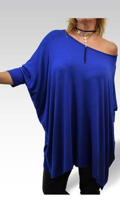 Remerón largo color azul con corte asimétrico, ideal para un look casual y cómodo.