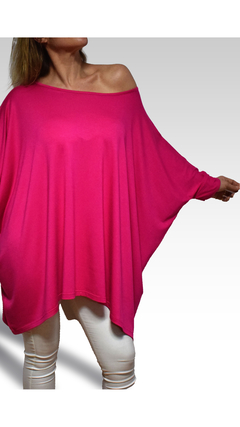 Remerón largo de color fucsia, con diseño amplio y mangas sueltas, presentado sobre un fondo gris claro.
