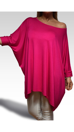 Remerón largo de color fucsia, con un diseño amplio y asimétrico, usado con pantalones claros.