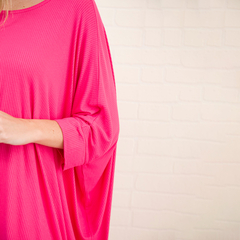 Primer plano de un remerón de color fucsia con mangas amplias, ideal para el invierno.