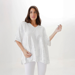 Remerón Bim MC de color blanco con detalles brillantes, presentado por una modelo en un fondo claro.