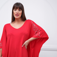 Remerón rojo con detalles brillantes en las mangas, ideal para ocasiones elegantes.