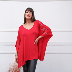 Remerón rojo con detalles en las mangas, modelo posando en un fondo blanco.