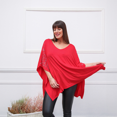 Remerón Cebra rojo con detalles en las mangas, modelo posando en un entorno elegante.