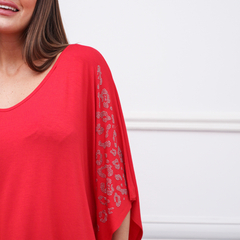 Remerón Cebra de color rojo con detalles brillantes en la manga, ideal para ocasiones elegantes.