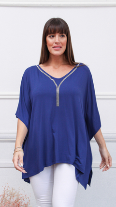 Remerón Chloe MC en color azul, con detalles brillantes en el escote, usado por una modelo.