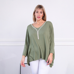 Remerón Chloe ML en color verde oliva, con detalle brillante en el escote, usado por una mujer