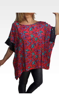 Remerón Coco de color rojo con estampado colorido de flores, combinado con mangas de encaje negro.