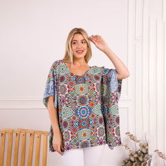 Remerón Coco con estampado colorido, modelo sonriente en un fondo neutro.