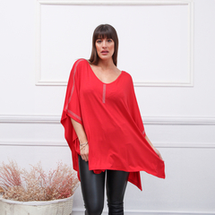 Remerón Indica rojo con detalles decorativos, modelo posando en un ambiente elegante.