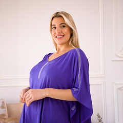 Remerón Indica de color púrpura con detalles brillantes, presentado por una modelo sonriente.