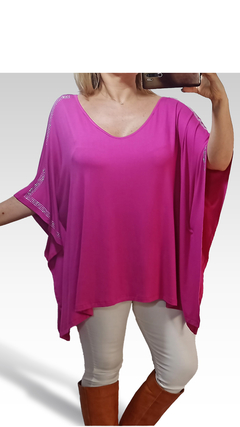 Remerón Indica de color rosa brillante, con mangas amplias y detalles en la parte superior.