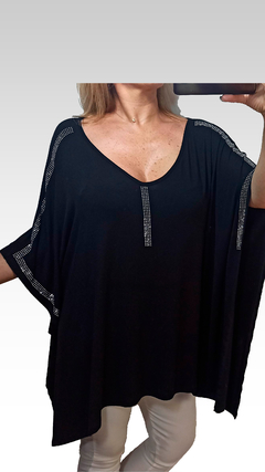 Remerón Indica negro con detalles brillantes en los hombros, de manga corta y corte amplio, ideal para ocasiones elegantes.