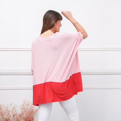 Remerón Jackie de color rosa con parte inferior roja, visto desde atrás, en un fondo blanco.