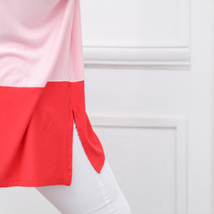 Remerón Jackie de color rosa y rojo con detalles en los laterales, combinado con pantalones blancos