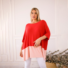 Remerón Jackie en color rojo y rosa, con manga corta, luciendo un estilo moderno y cómodo.