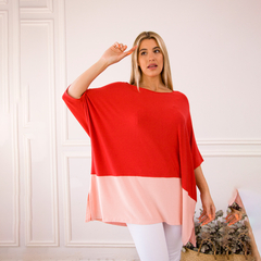 Remerón Jackie en color rojo y rosa, modelo luciendo la prenda en un ambiente luminoso.