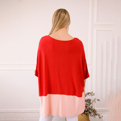 Remerón Jackie en color rojo y rosa visto desde atrás, con un diseño holgado y mangas cortas.