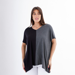 Remerón Juno de corte amplio en colores negro y gris, con mangas cortas y escote en V.