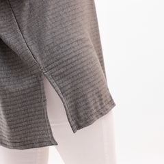 Remerón López gris con textura, detalle del lateral y dobladillo