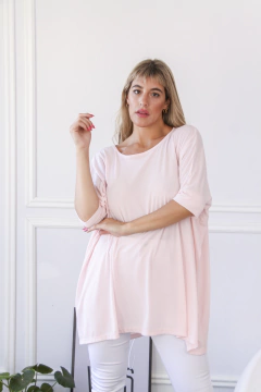 Remerón malaika de color rosa claro, con mangas largas y un corte holgado, presentado por una modelo en un ambiente luminoso.