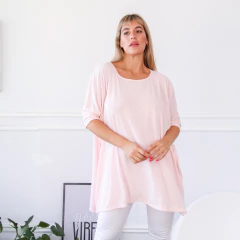 Remerón Malaika en color rosa claro, con mangas largas y ajuste holgado, presentado en un ambiente minimalista.