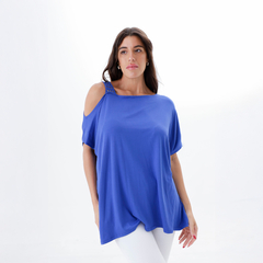 Remerón Mika en color azul con tachas en el hombro, modelo luciendo la prenda.