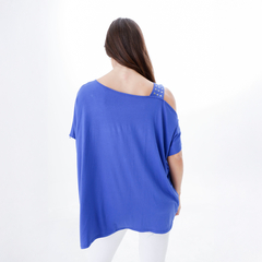 Remerón Mika de color azul con tachas en el hombro, visto desde atrás.