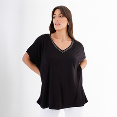 Camiseta negra de mujer con detalles en el escote, modelo Remeron Murano.