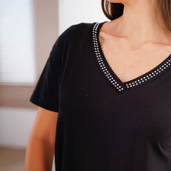 Camiseta negra Remeron Murano con detalles de strass en el escote en forma de V.