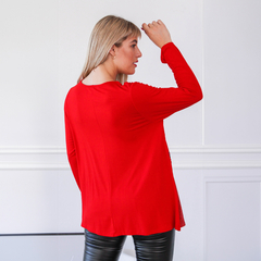 Remerón New York de color rojo visto desde atrás, con mangas largas y un diseño elegante.