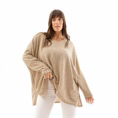 Remeron Odette de color beige, con corte amplio y escote en V, sobre fondo blanco.