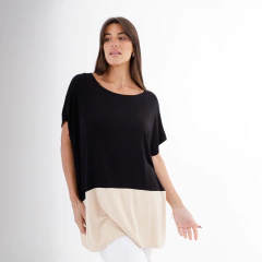Remerón Puglia de color negro con detalle beige en la parte inferior.