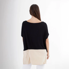 Remerón Puglia en negro y beige visto desde atrás, con un diseño de corte holgado.